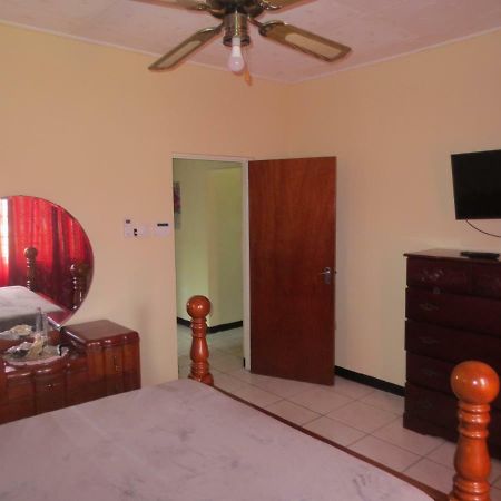 מנדוויל Chateau Yellow מראה חיצוני תמונה