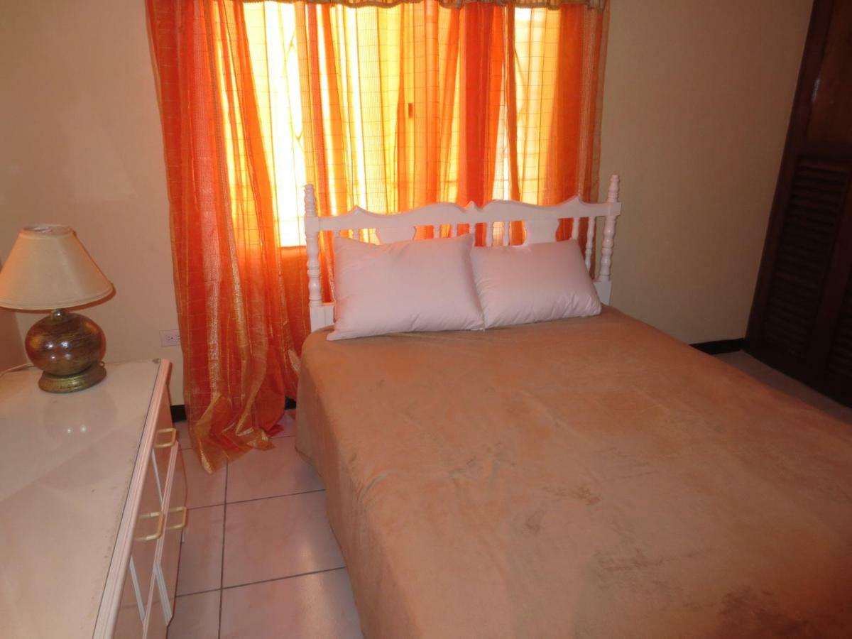 מנדוויל Chateau Yellow מראה חיצוני תמונה