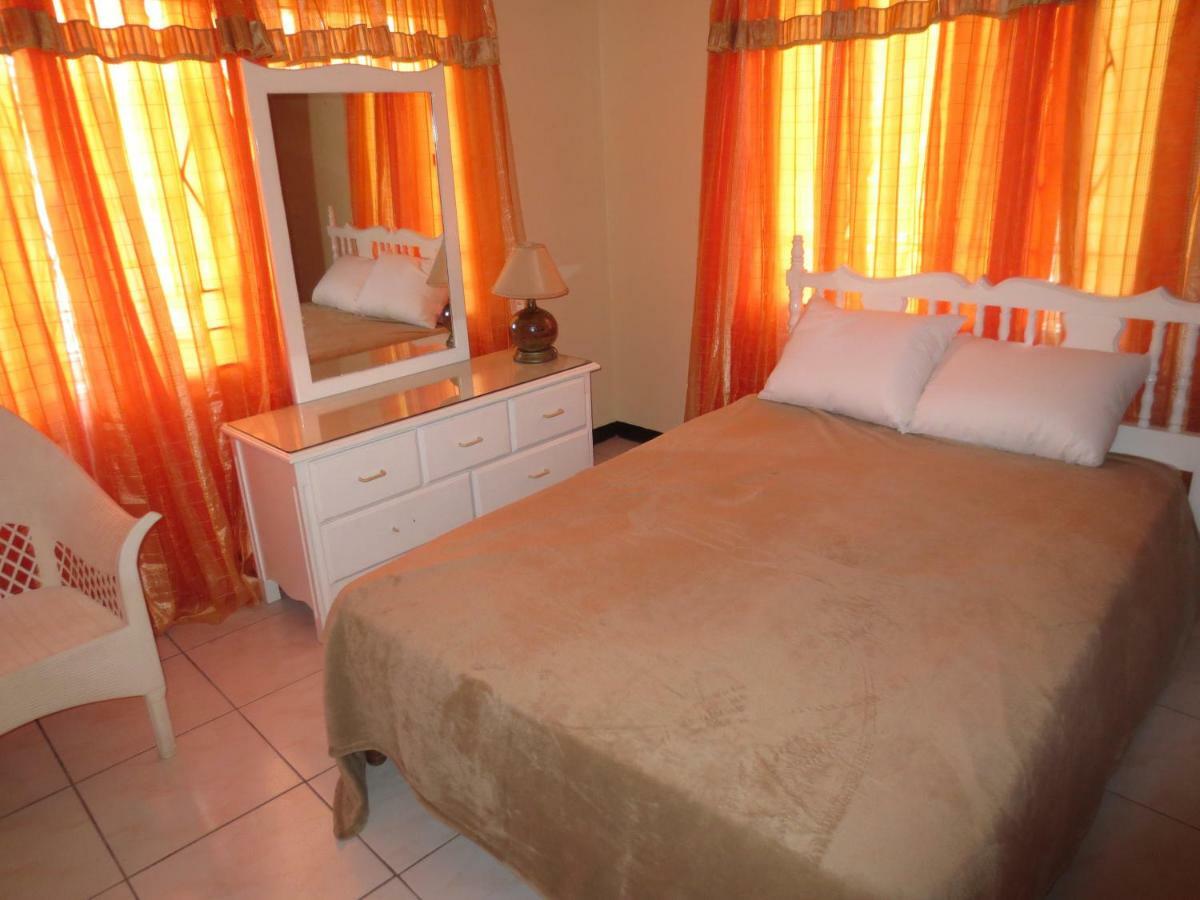 מנדוויל Chateau Yellow מראה חיצוני תמונה