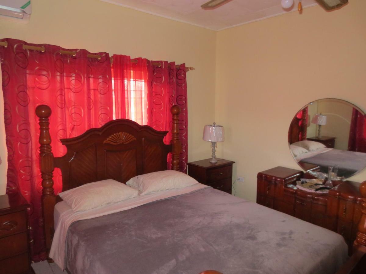 מנדוויל Chateau Yellow מראה חיצוני תמונה
